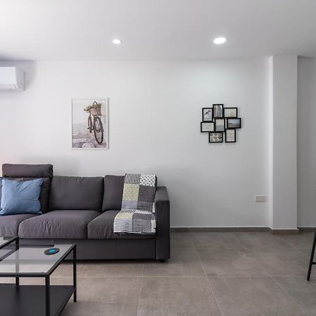 Odyssey - Captivating 2-Bedroom Retreat In Larnaca Exterior foto